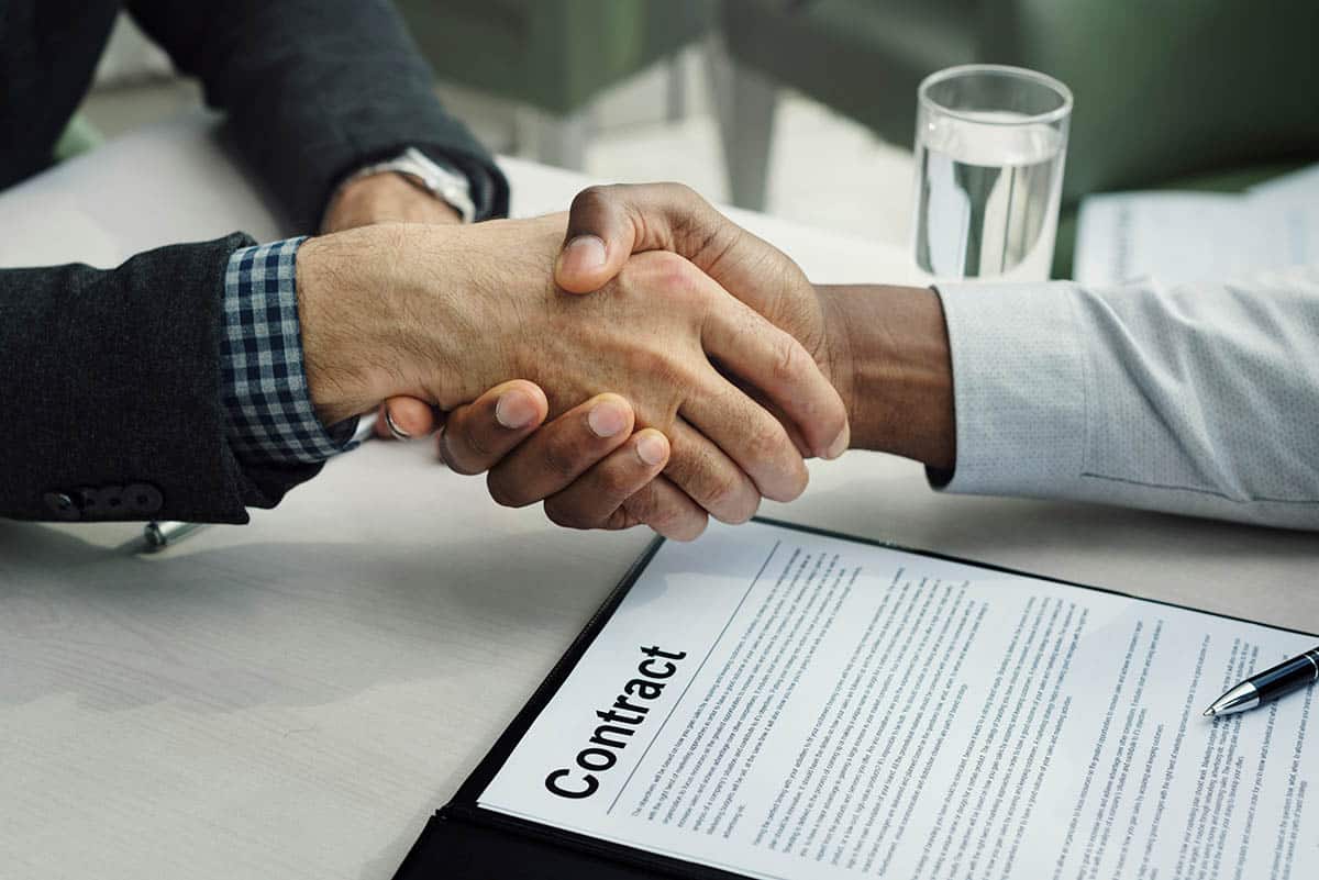 People shaking hands, symbolising agreement and partnership among shareholders in a company.